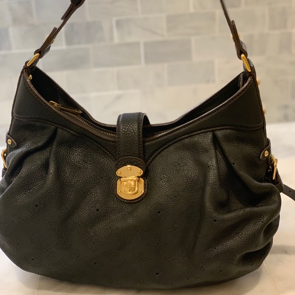 Louis Vuitton Handbags - Louis Vuitton Mahina hobo bag.